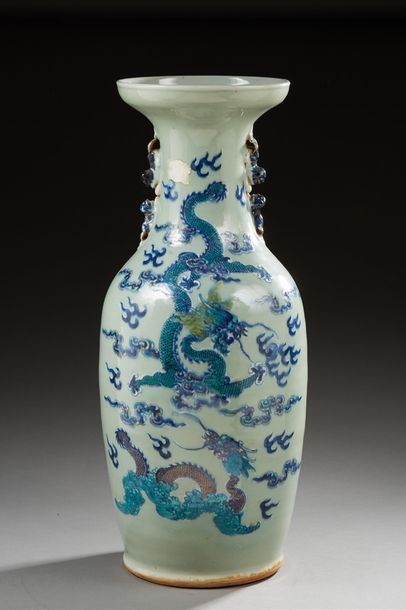 CHINE 
Vase en porcelaine de forme balustre à fond céladon vert, décor sous couverte...