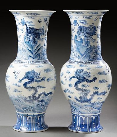 CHINE 
Importante paire de vases en porcelaine à décor en bleu de lion bouddhique...