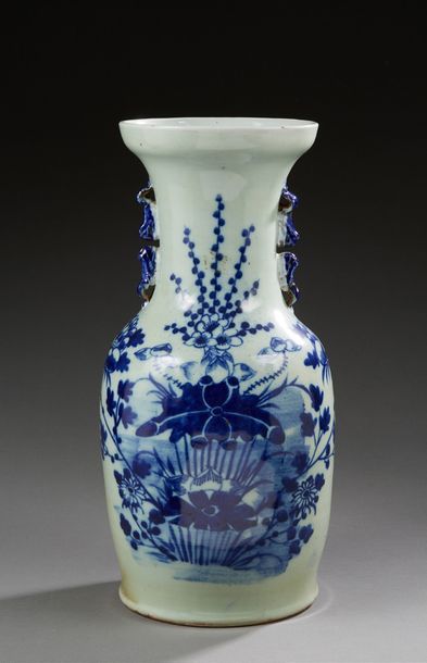 null 
*Vase en porcelaine à décor de fleurs et feuillages bleu sur fond céladon.
Nankin,...