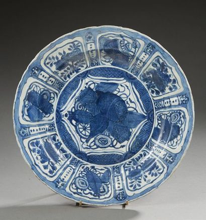 CHINE 
Plat en porcelaine dit "Krack".
XVIIIe siècle.
Diam.: 37 cm (restauration...
