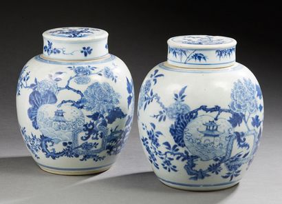 CHINE Paire de pots à gingembre couverts de forme ovoïdes en porcelaine décorée en...