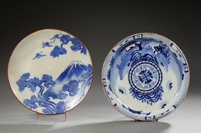 JAPON 
Ensemble de deux grands plats décorés en bleu de paysages.
XIXe siècle.
Diam.:...