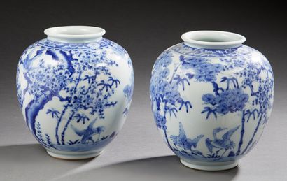 JAPON 
Paire de petits potiches ovoïdes en porcelaine décorées en bleu sous couverte...