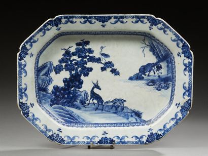 CHINE Plat rectangulaire en porcelaine émaillée bleu à décor de daims.
XVIIIe siècle.
Dim.:...