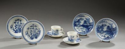 CHINE Ensemble de porcelaine décorée en bleu sous couverte comprenant:
- une paire...