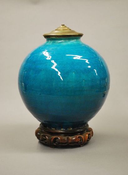 CHINE 
Vase boule en grès émaillé bleu monté en lampe.
H: 34 cm (égrenures à la base...