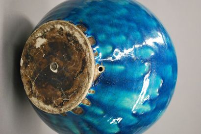 CHINE 
Vase boule en grès émaillé bleu monté en lampe.
H: 34 cm (égrenures à la base...