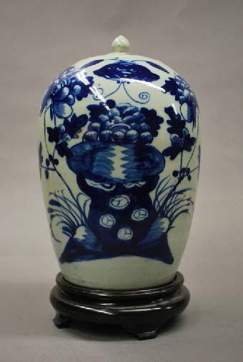 CHINE 
Grand pot à gingembre couvert en porcelaine à décor émaillé en bleu sous couverte...