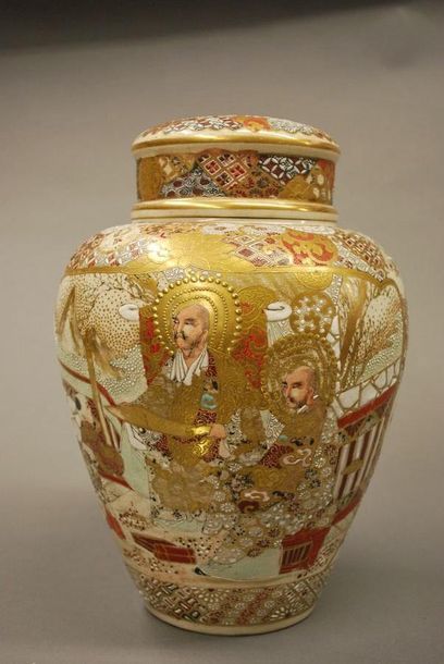 JAPON (SATSUMA) 
Vase couvert de forme ovoïde décoré en polychromie et or d'enfants...