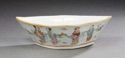 CHINE 
Coupelle en porcelaine décorée de personnages.
XXe siècle.
Dim.: 21,5 cm