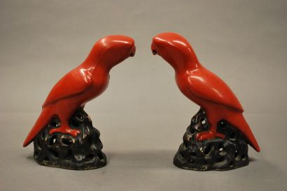 CHINE 
Paire de perroquets en porcelaine rouge.
XXe siècle.
H.: 23 cm (lot non r...