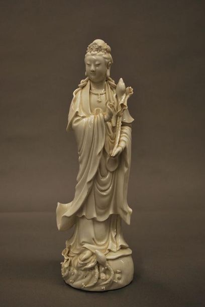 CHINE 
Divinité en porcelaine blanche.
XXe siècle.
H.: 28,5 cm (lot non reprodui...