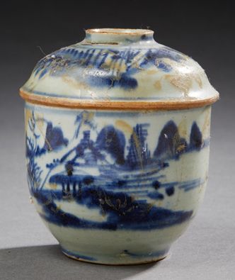 CHINE 
Sucrier couvert en porcelaine décoré en bleu d'un paysage.
XXe siècle.
Dim.:...