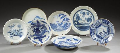 VIETNAM ou CHINE 
Sept coupelles en porcelaine décorées en bleu de thèmes divers...