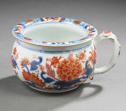 CHINE 
Petit pot à rebut en porcelaine décoré dans la palette imari de fleurs.
Période...