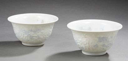 CHINE 
Deux bols monochromes blancs en porcelaine décorés en léger relief.
Au revers...