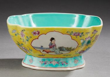 CHINE 
Coupelle carré sur talon en porcelaine à fond jaune décorée de femmes dans...