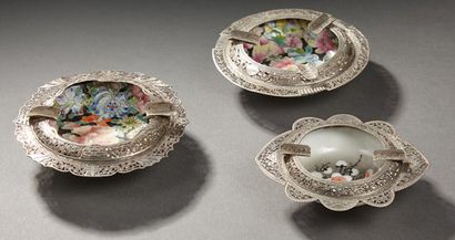CHINE 
Ensemble de trois bols en porcelaine décorés de fleurs polychrome montés en...