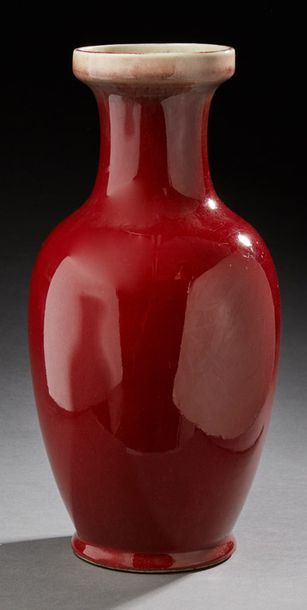CHINE 
Vase balustre en porcelaine à fond rouge flammé. Porte au revers une marque...