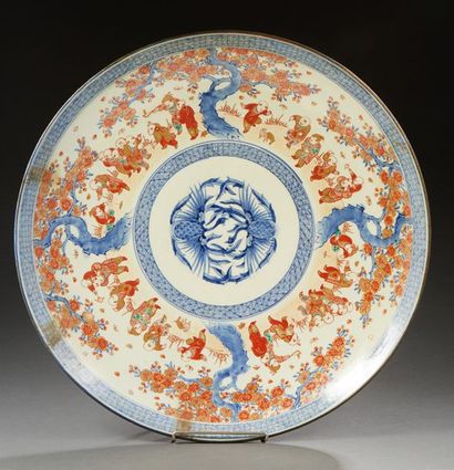 JAPON 
Grand plat circulaire en porcelaine décoré dans le style Imari d'enfants dans...