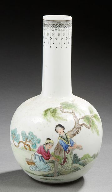 CHINE Vase à long col en porcelaine émaillé à motif de personnages dans des paysages.
XXe...