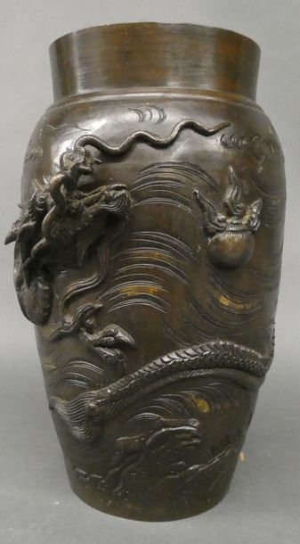 null JAPON


Vase en bronze à patine brune à décor de dragon en relief


H: 25cm