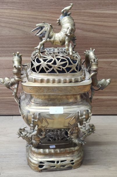 null INDOCHINE - Vers 1900


Brûle-parfum en bronze posant sur quatre pieds à décor...