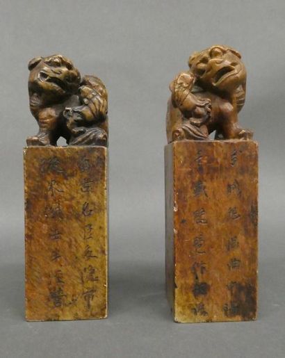 null Deux sceaux en pierre dure surmontés de lions bouddhiques


Dim. : 18,5cm