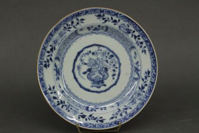 null CHINE - XVIIIe siècle


Assiette en porcelaine émaillé bleu blanc décoré en...