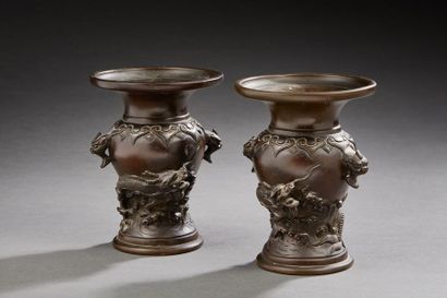 null JAPON
Paire de petits vases en bronze à patine brune décorés en léger relief...