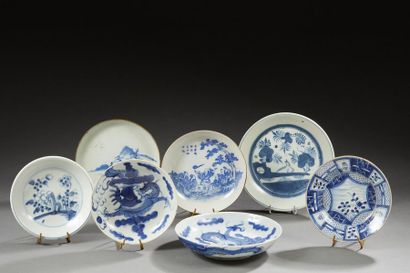 null VIETNAM ou CHINE
Sept coupelles en porcelaine décorées en bleu de thèmes divers...