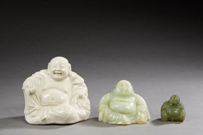 null CHINE 


Trois bouddhas, l’un d’entre eux en porcelaine émaillée blanche, tenant...