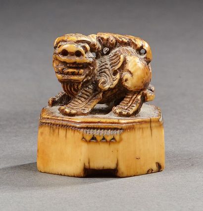 null CHINE 


Sceau en ivoire sculpté à patine représentant un lion bouddhique sur...