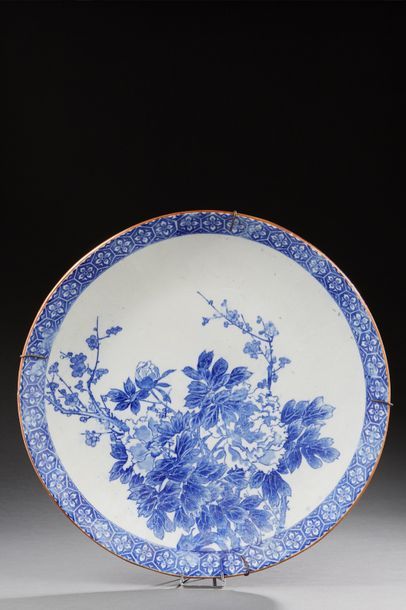 null JAPON 


Grand plat circulaire en porcelaine décoré en bleu de branches fleuries.


Début...