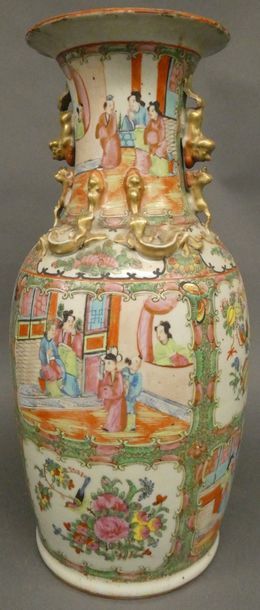 null CHINE (Canton)
Vase en porcelaine émaillée.
XIXe siècle.
Haut. : 47 cm.