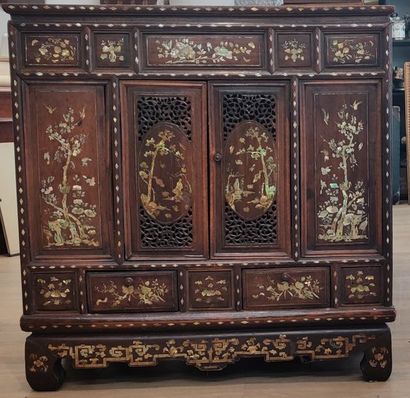 null INDOCHINE - 1900


Petit meuble cabinet en bois ajouré et incrusté de nacre
