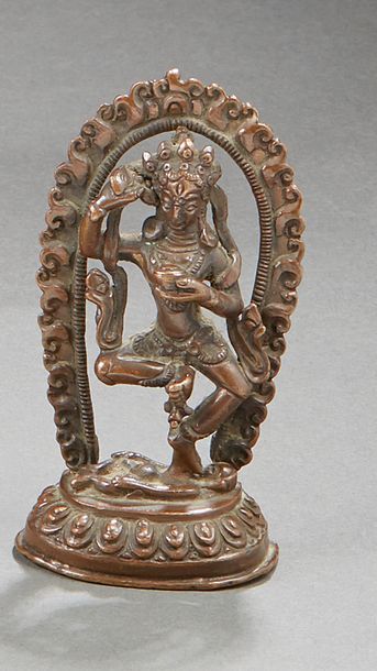 null NEPAL


Petite figurine en bronze représentant Shiva sur fond de mandorle.


XXème...