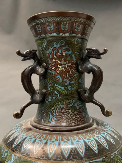 null JAPON 


Paire de vases en bronze cloisonné, anses zoomorphes.


Epoque Meiji.


H....