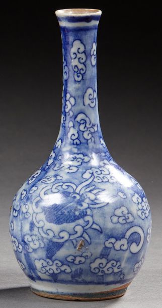 null CHINE 


Vase soliflore en porcelaine nuance? bleu a? de?cors d'un dragon sur...