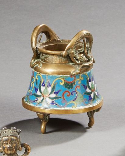 null CHINE


Brule parfum en bronze cloisonné.


XIXe siècle.


H. : 12 cm