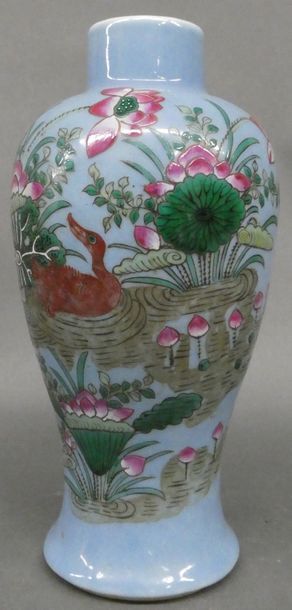 null CHINE


Vase en porcelaine emaillée à décor de canard et de fleurs sur un fond...