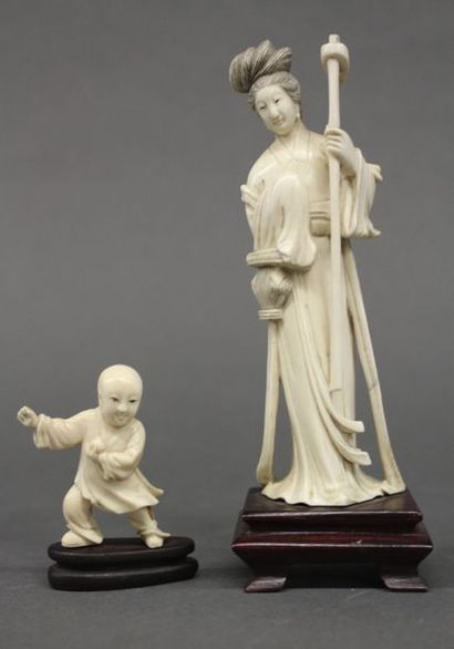 null JAPON 


Deux figurines en ivoire représentant un enfant et une femme de qu...
