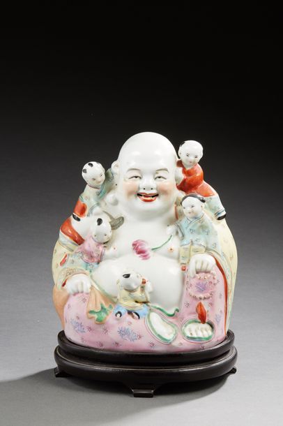 null CHINE 


Bouddha en porcelaine assis entouré de cinq enfants agrippés à lui....
