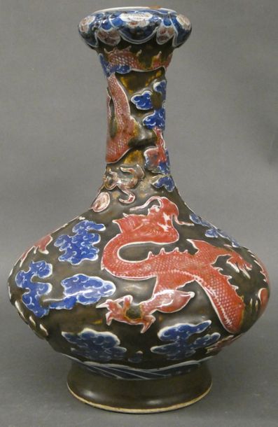 null CHINE


Vase bouteille à panse aplatie en porcelaine décoré en relief de dragons...