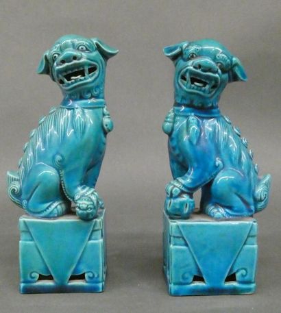 null CHINE


Paire de chiens de Fô en porcelaine émaillé bleu


Dim. : 16cm