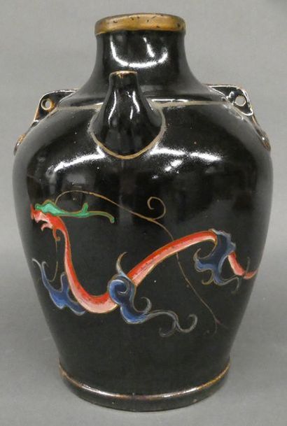 null CHINE


Vase en faience noire à décor d'un dragon sur la panse. Ht : 30cm