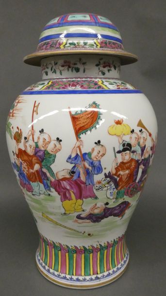 null CHINE


Vase couvert de forme balustre à décor polychrome de personnages. Manque...