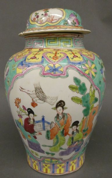 null CHINE


Vase couvert de forme balustre en porcelaine à décor de la famille verte...