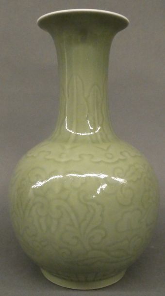 null CHINE


Vase balustre en porcelaine vert céladon à décor de fleurs et de feuillages....