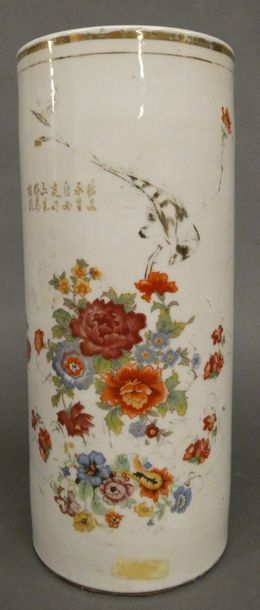 null CHINE


Vase rouleau en porcelaine blanche à décor de fleurs de chrysanthèmes,...